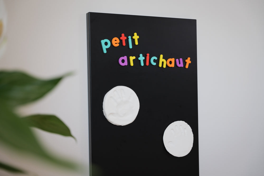 The 2 Magnetic Keepsakes preserves your baby's imprint in small decorative magnets, a perfect nursery decor.