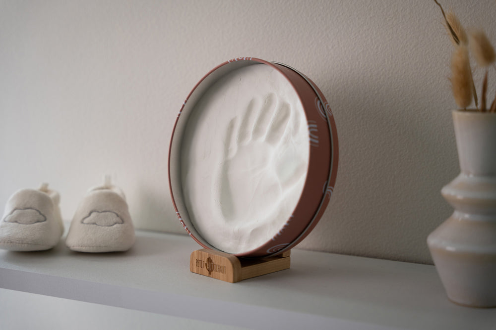 Baby Box Round Rainbow Terracotta is a versatile gift for new parents or expectant families, perfect for newborn gifts or nursery decor.