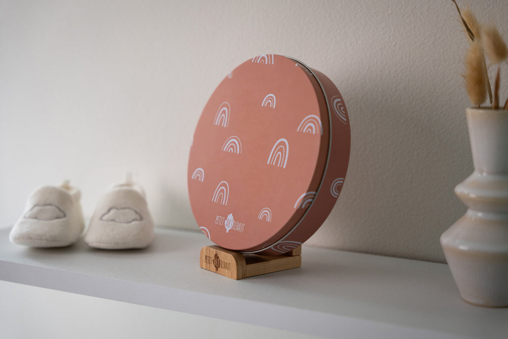 Cherish your baby’s earliest moments with the Baby Box Round Rainbow Terracotta, a beautiful and practical baby imprint box that doubles as a stylish decorative piece.