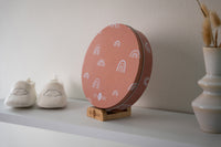 Cherish your baby’s earliest moments with the Baby Box Round Rainbow Terracotta, a beautiful and practical baby imprint box that doubles as a stylish decorative piece.