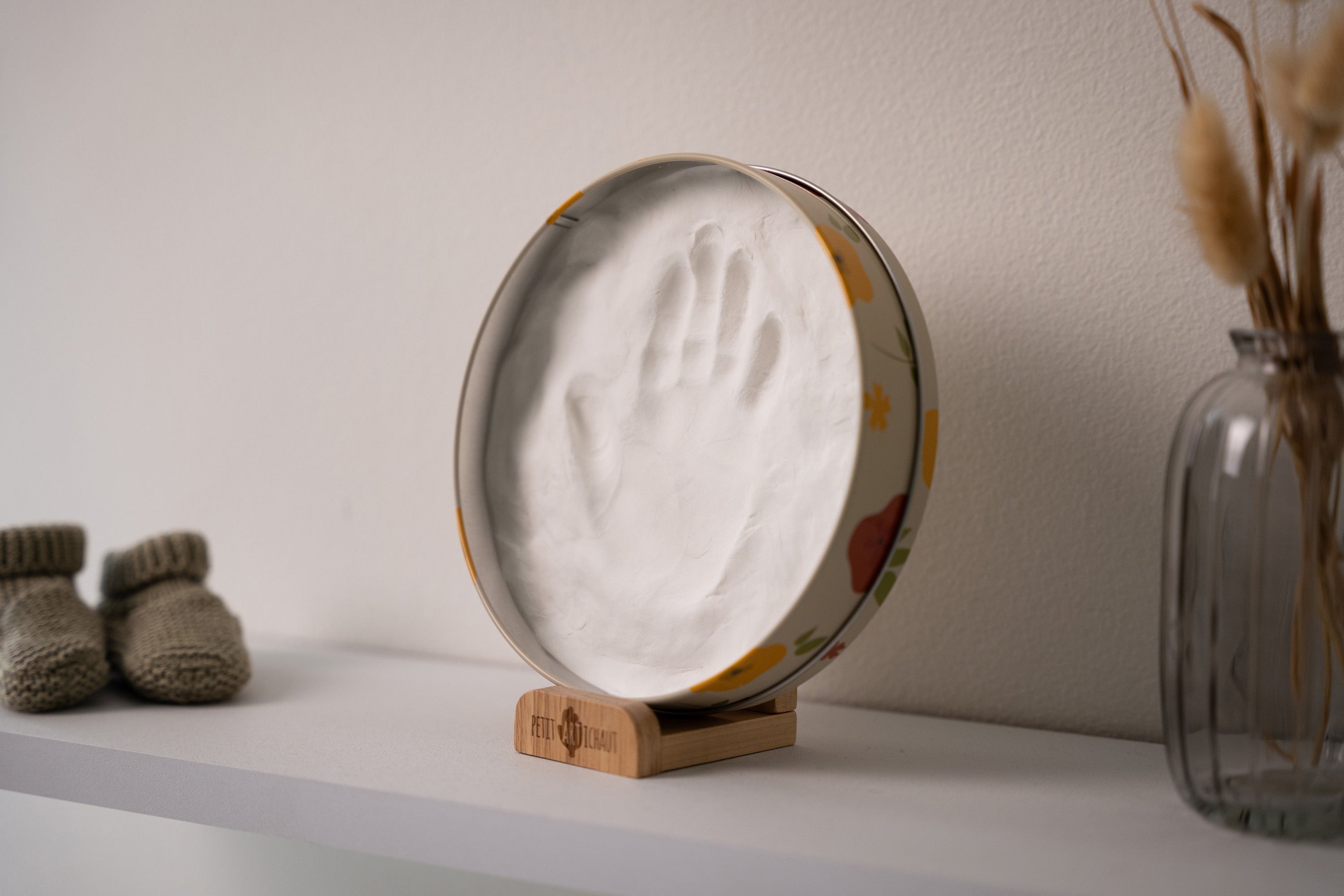 Capture your baby’s earliest moments with the Baby Box Round Little Prairie, a charming baby imprint box designed as both a keepsake and a decorative piece.