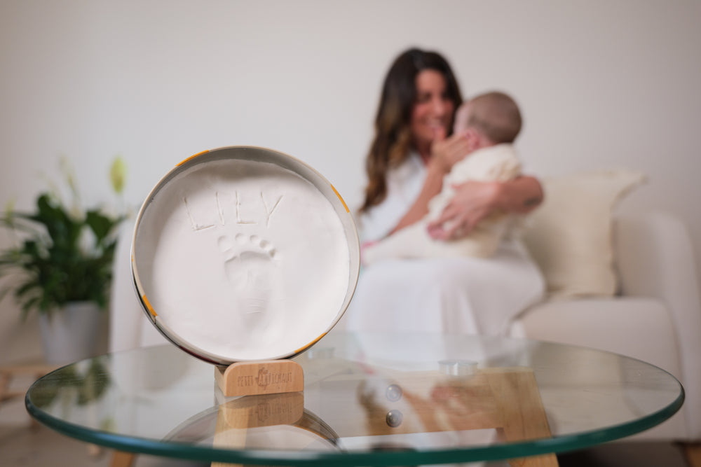 Immortalize your baby’s tiny hands and feet with this decorative baby Baby Box Round Little Prairie.