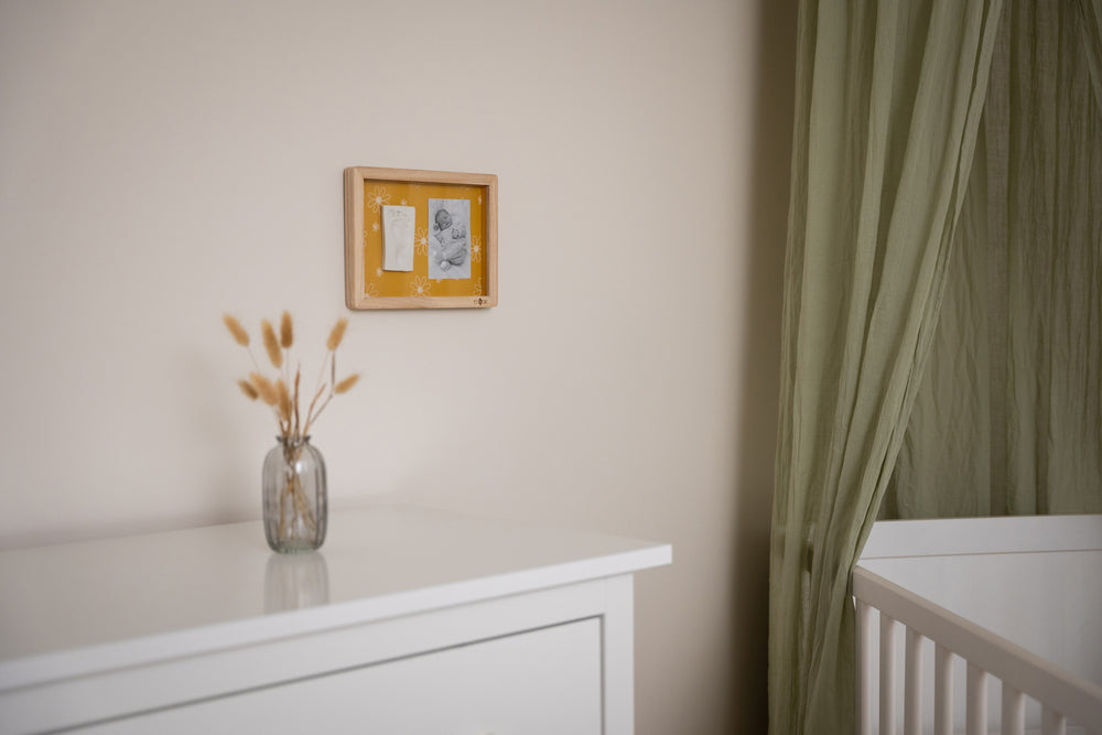 The Classic Frame Daisy Ochre makes a thoughtful newborn gift for new moms and dads, or a memorable addition to any baby registry.