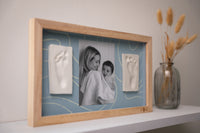 The 2 prints frame - blue abstract has an elegant design and has reversible backgrounds : blue sleek wave patterns or a plain option to suit your style.